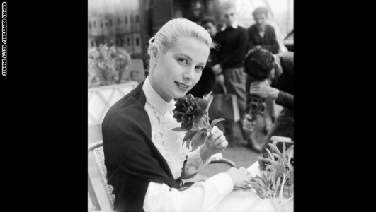  2- غريس كيلي في العام 1955كانت الممثلة الأمريكية غريس كيلي حائزة على جائزة أوسكار عندما أطلت على سجادة كان الحمراء في العام 1955. وبعدما التقت بأمير موناكو رينيير الثالث على السجادة الحمراء، بدأت علاقة حب تجمعهما التي انتهت لاحقاً بطلب الأمير يد كيلي للزواج.