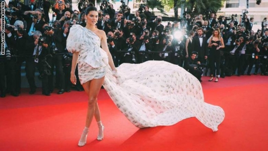 7- كيندال جينير في العام 2017ارتدت عارضة الأزياء كيندال جينير فستاناً فاخراً من تصميم 