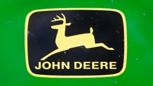 6- تملك شركة “جون دير” حقاً حصرياً باستخدام اللونين الأخضر والأصفر، ولا تستطيع شركات النقل الأخرى استخدام هذين اللونين منفصلين أو مجتمعين.