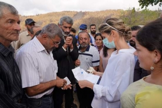 السيدة أسماء الأسد بريف القرداحة للاطلاع على طلبات الأهالي لتعويض أضرار الحرائق
