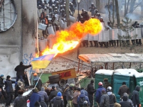 الاشتباكات بين المتظاهرين و قوات الشرطة في شوارع اوكرانيا