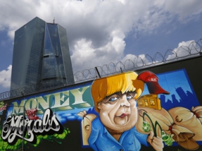 لوحات غرافيتي انتقادية تغطي محيط البنك المركزي الأوروبي