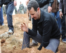 الرئيس الأسد يشارك بحملة التشجير التي تقوم بها وحدات من القوات المسلحة في جبل العرمة بقطنا