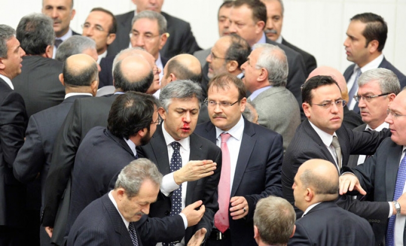 شجار عنيف بين النواب يهز أركان البرلمان التركي