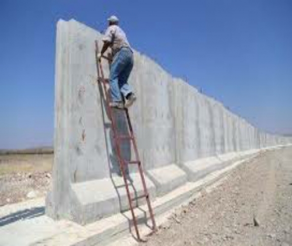 السلطات التركية تبدأ ببناء جدار إسمنتي على الحدود السورية  