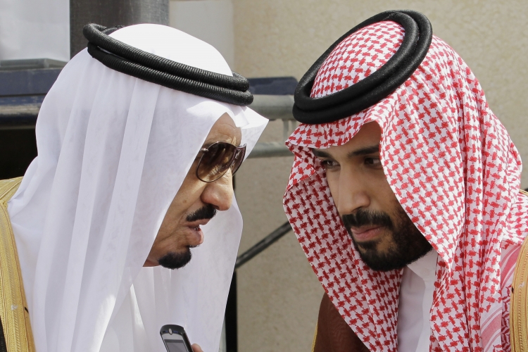 الغارديان : الملك السعودي يخطط للاطاحة بولي العهد بن نايف وتعيين ابنه مكانه