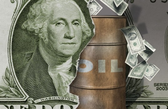 النفط يتراجع مع ارتفاع الدولار
