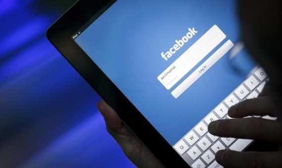 فيس بوك تغير سياساتها الخاصة بقسم “الموضوعات الشائعة” بعد انتقادات