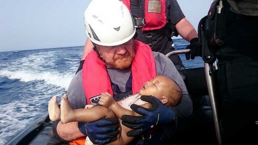 نشر صورة رضيع مهاجر قضى غرقاً