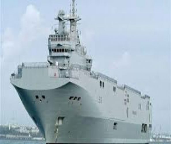 فرنسا تسلم مصر أول سفينة حربية من نوع ميسترال  