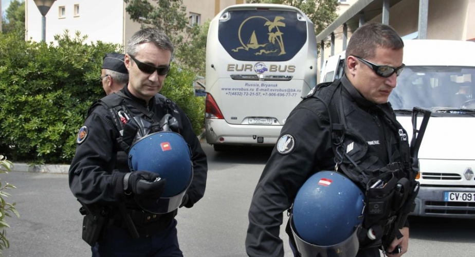 الشرطة الفرنسية تحاصر مشجعي منتخب روسيا في مدينة كان