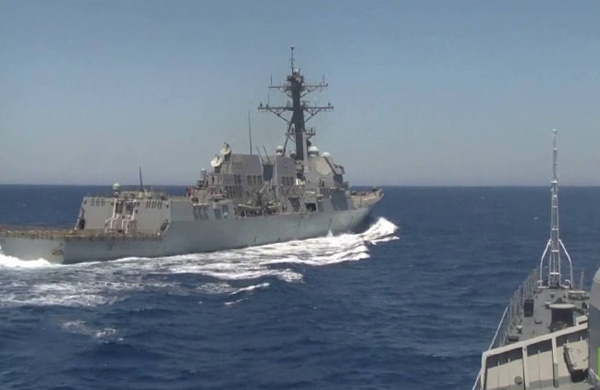 مدمرة أمريكية تقترب من سفينة روسية إلى مسافة خطيرة في المتوسط