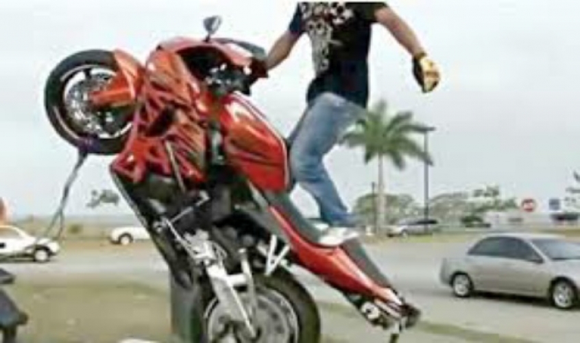 بالفيديو .. مهارات غير عادية لسائق دراجة نارية  