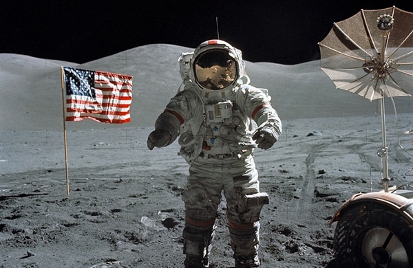 إلى الفضاء لكشف اللغز...هل فعلاً هبط الأمريكيون على سطح القمر ؟!