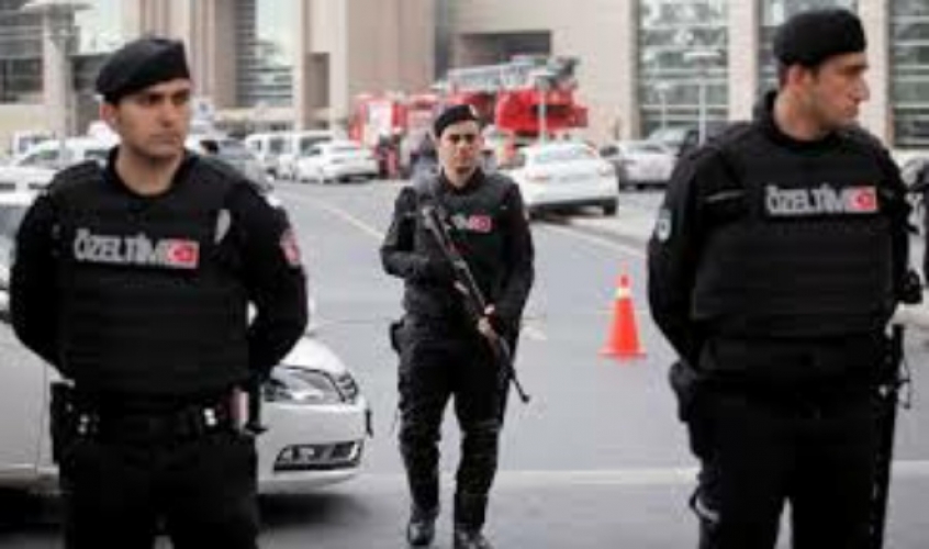 مقتل شرطي تركي وإصابة اثنين في هجوم مسلح شرق البلاد  