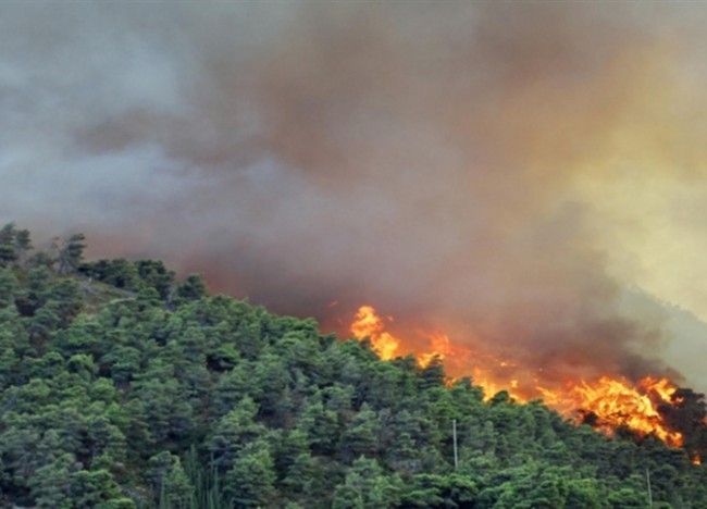  إعلان حالة الطوارئ في جزيرة خيوس اليونانية جراء حرائق الغابات