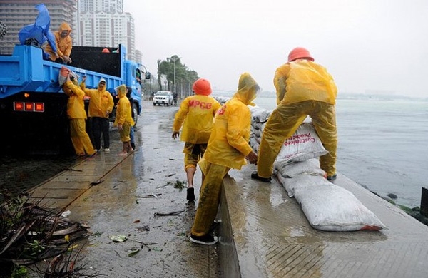 إعصار في العاصمة الفيتنامية يودي بحياة شخص 