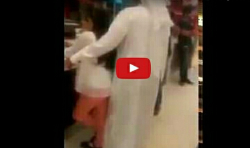 بالفيديو.. رجل خليجي يتحرش بفتاة في مطعم عام