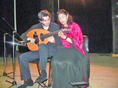 فنان سوري وزوجته يعزفان على عود واحد