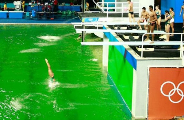 ريو.. لماذا تتحول مياه حوض السباحة إلى اللون الأخضر..!؟