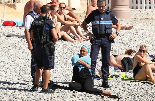جدل حاد بعد إجبار الشرطة الفرنسة امرأة على خلع جزء من ملابسها