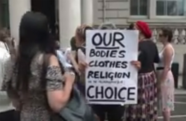 بالفيديو .. تظاهرة في لندن احتجاجا على قرار حظر ارتداء البوركيني في فرنسا