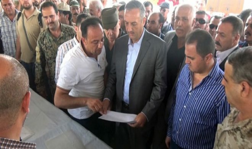 محافظ ريف دمشق يتفقد مركز ايواء الحرجلة بعد وصول أهالي داريا