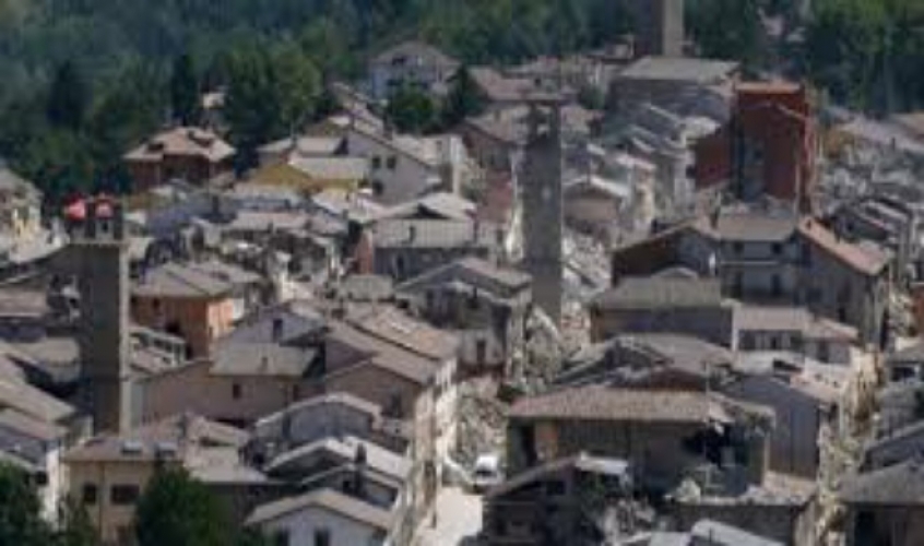 إيطاليا تشيع ضحايا الزلزال بجنازة جماعية