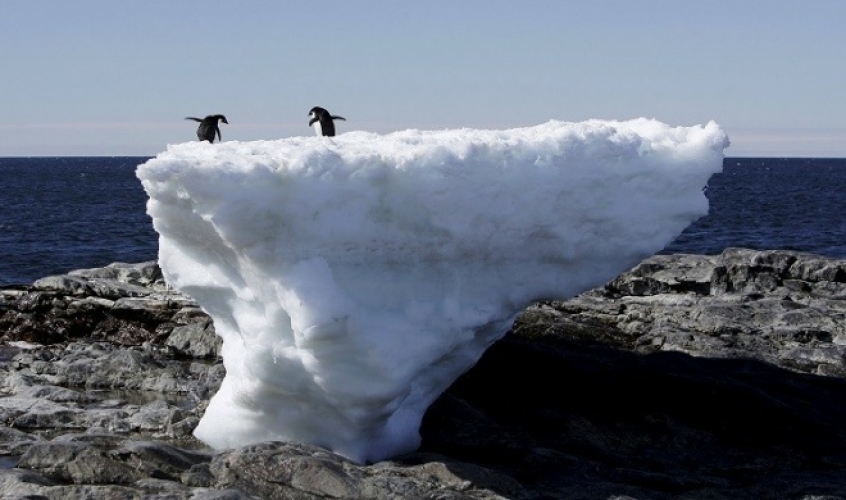 البحيرات الزرقاء مؤشر مقلق على مستقبل القارة القطبية الجنوبية 