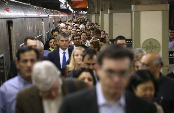  بائعة صراصير في مترو أنفاق نيويورك تثير الرعب..!؟
