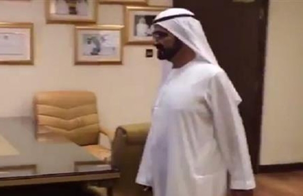  بالفيديو.. ردة فعل حاكم دبي يدخل دائرة حكومية ولم يجد الموظفين