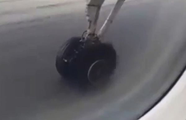 بالفيديو .. انفجار عجلة طائرة ركاب أثناء إقلاعها