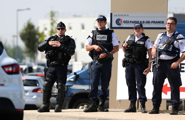 فرنسا تكشف عن إحباط هجومين إرهابيين 