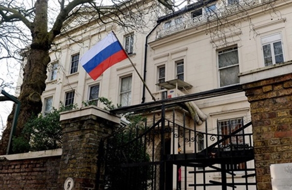 السفارة الروسية في كييف تتعرض لهجوم بالألعاب النارية