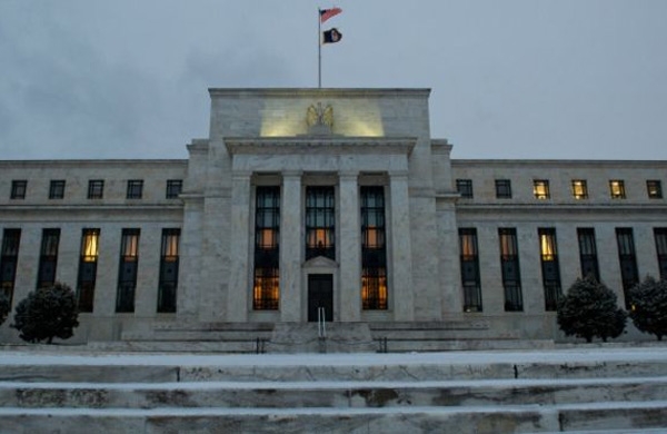 «المركزي الأميركي» يبقي أسعار الفائدة من دون تغيير