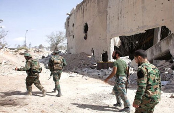 وحدات الهندسة في الجيش السوري تزيل الألغام في حي الراموسة بحلب