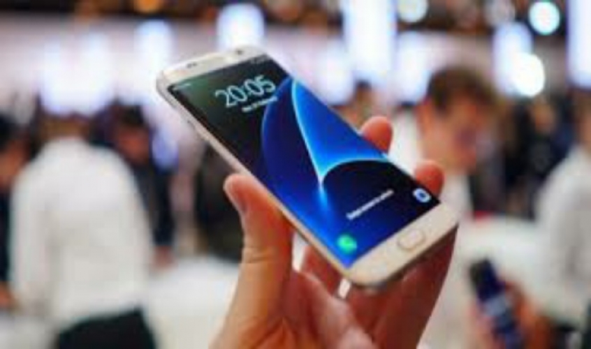 سامسونغ S7 يفوز بلقب هاتف العام