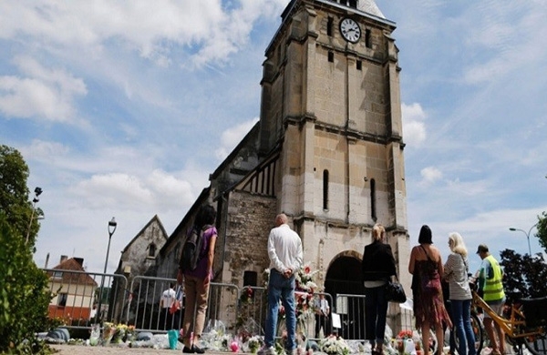 إعادة افتتاح كنيسة فرنسية بعد شهرين على ذبح كاهنها 
