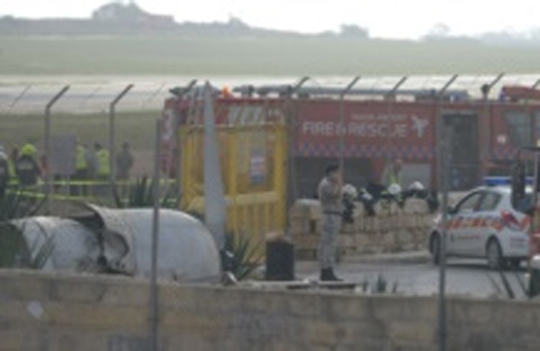 بالفيديو .. تحطم طائرة في مطار مالطا الدولي ومقتل ركابها 