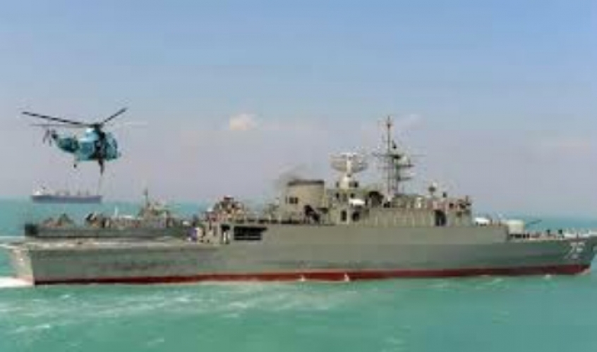 سفينة إيرانية توجّه أسلحتها نحو هليكوبتر أميركية..!