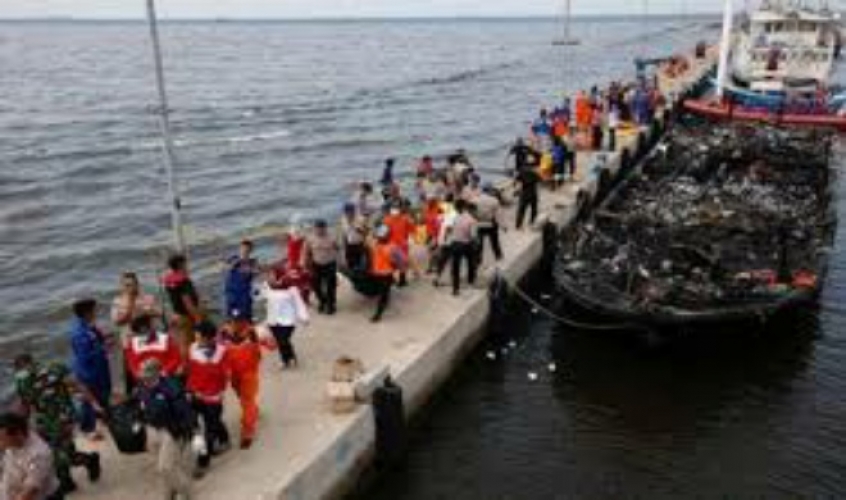 23 قتيلا و17 مفقودا في حريق على متن سفينة في اندونيسيا