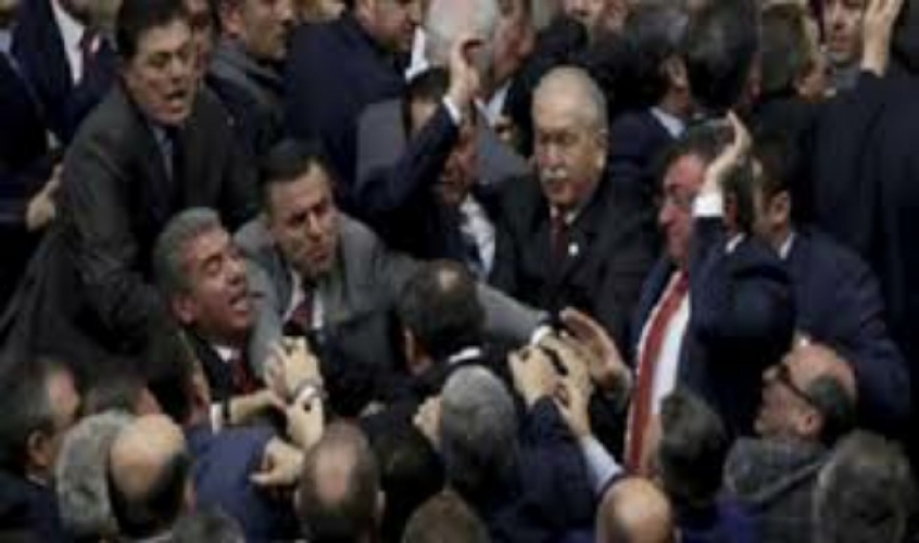 كسر أنف نائب حصيلة العراك داخل البرلمان التركي