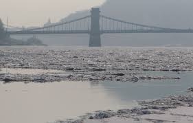البرد يجمّد أكبر أنهار أوروبا في حالة نادرة وعمليات إخلاء في بريطانيا خشية فيضانات ..!