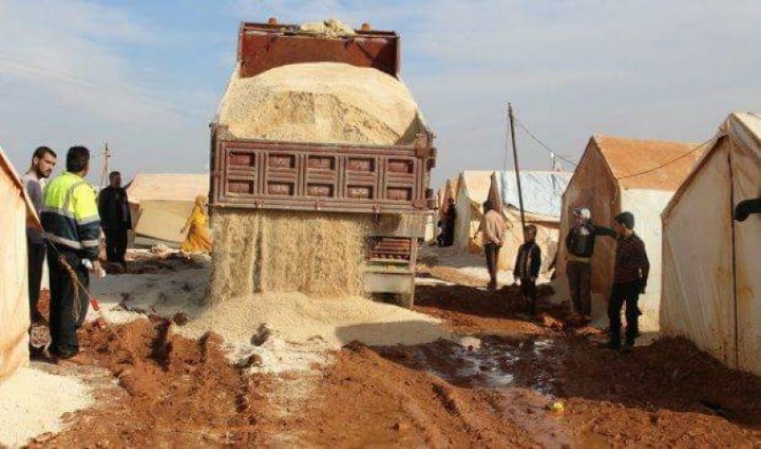 بعد يأسهم من الأمم.. نازحون ينفذون أعمال صيانة لمخيهم شمال حلب