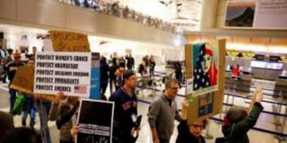 احتجاجات أمام مطارات كاليفورنيا ضد قرارا ترامب 