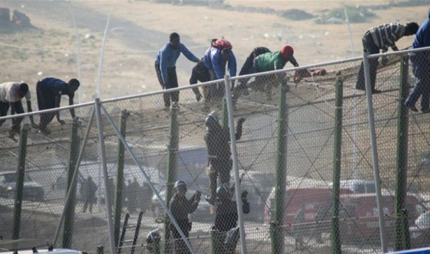 300 مهاجر يقتحمون الحدود الاسبانية - المغربية