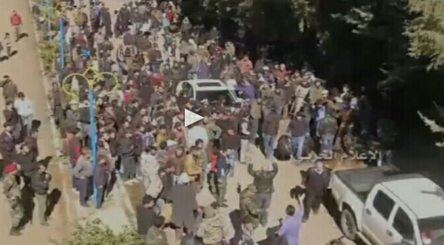 بالفيديو .. خروج حوالي 200 شخص من المسلحين وذويهم الذين يريدون الخروج من بلدة سرغايا في ريف دمشق 