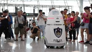 أول روبوت شرطي يباشر مهامه في الصين ..!