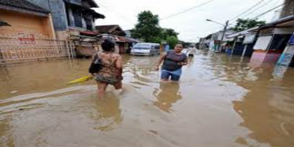 قتلى ونازحين جراء فيضانات في إندونيسيا