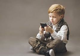 ما هو تأثير الهواتف الذكية على صحة طفلك ..؟
